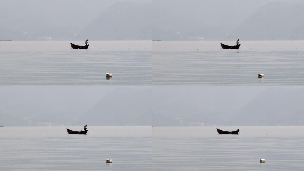 中国云南省抚仙湖雾中捕鱼。