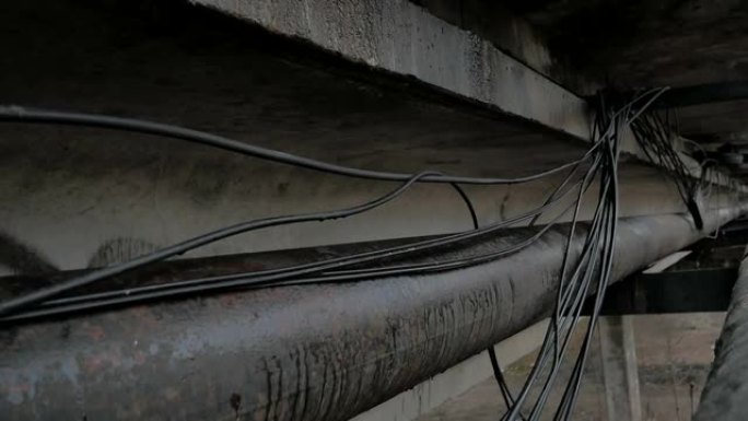 桥下铺设的光通信电缆