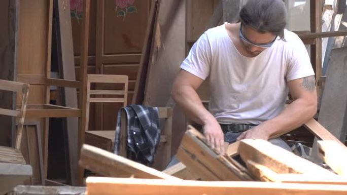 arpenter在工作车间做木制家具，自己做生意，手工制作，小工厂概念