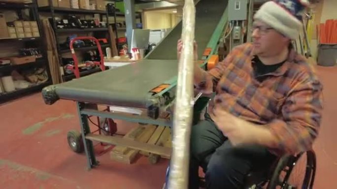 千禧一代残疾男性在户外设备供应商仓库工作4k视频系列