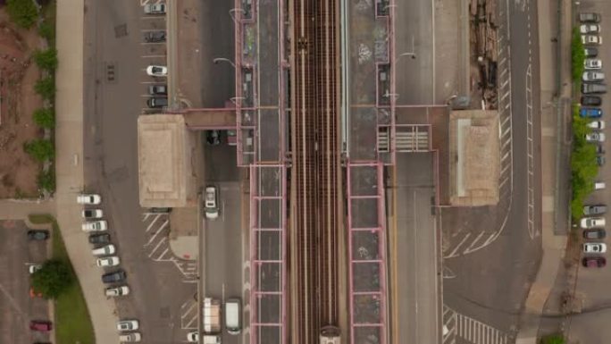 在纽约市威廉斯堡大桥上行驶缓慢的汽车交通和地铁列车的俯视图