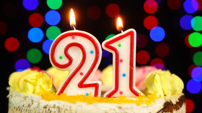 21号生日快乐蛋糕Witg燃烧蜡烛礼帽。