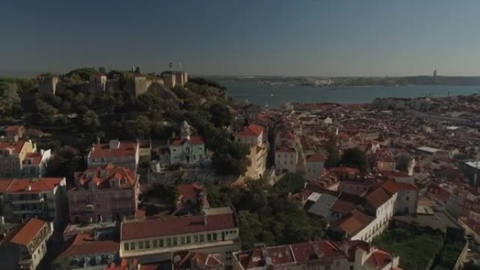 阳光灿烂的里斯本著名阿尔法玛城市景观航空全景4k葡萄牙