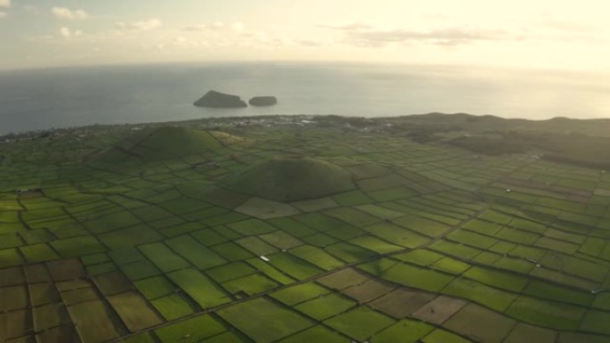 Terceira岛上两座带有种植园的火山的鸟瞰图。