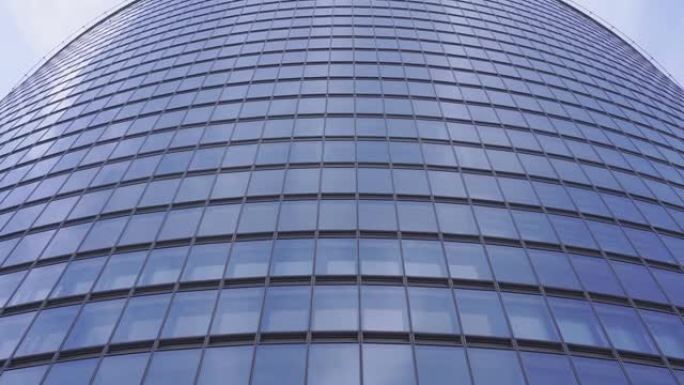现代摩天大楼的玻璃立面，有许多铝框窗户