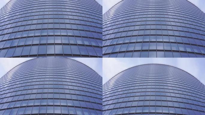 现代摩天大楼的玻璃立面，有许多铝框窗户