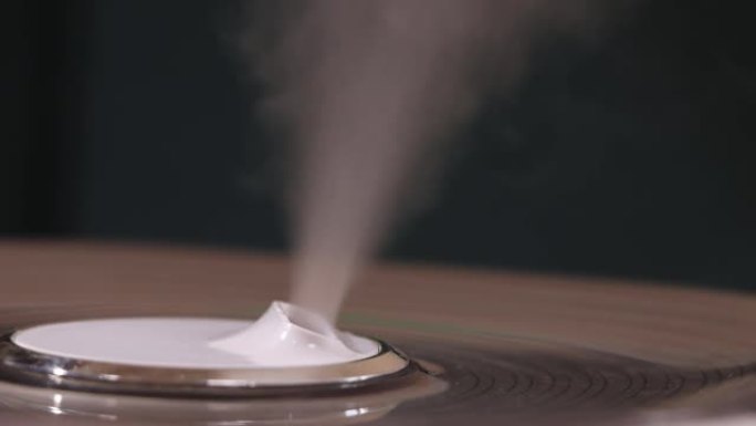 蒸汽从加湿器里出来。