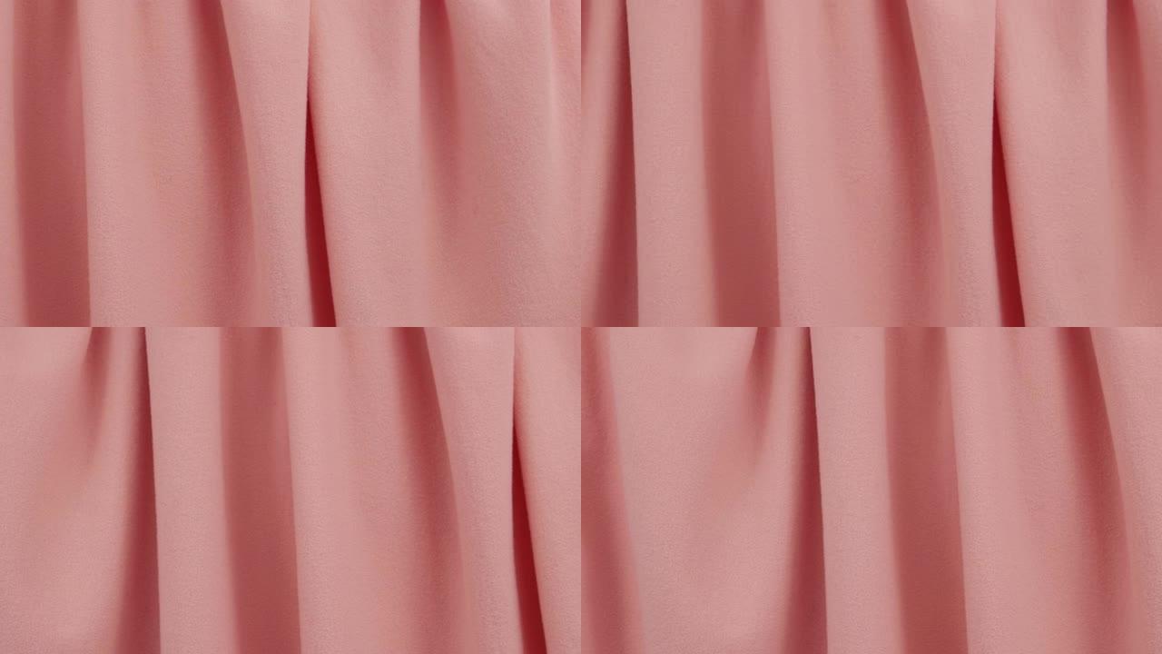淡粉色丝绒面料披着柔软的褶