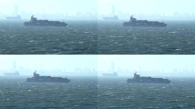 货物集装箱船驶过波涛汹涌的大海。