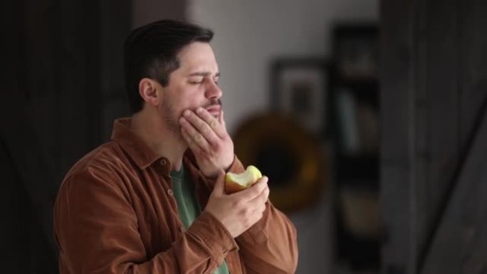 男人在家里吃苹果时断了牙