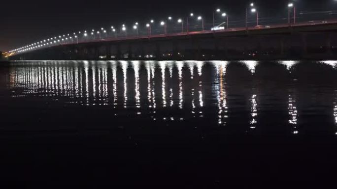 长桥沐浴在寒冷明亮的灯光下