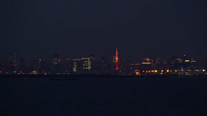 晚上可以看到东京在海上的景色。东京铁塔