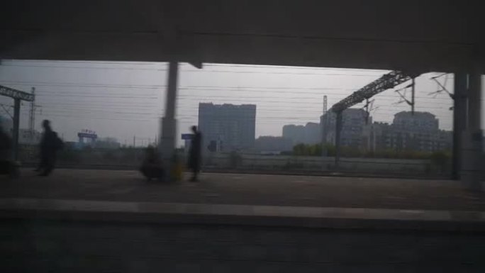 青岛到南京市日落时间火车公路旅行窗口站乘客视点侧全景4k中国