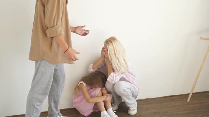 年轻女子厌倦了在女儿面前忍受丈夫在家里的屈辱，即将离婚