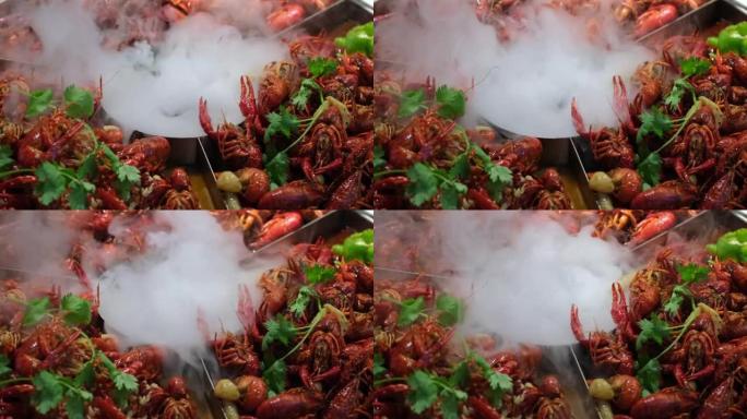 大锅蒸辣红沼泽小龙虾。中国菜