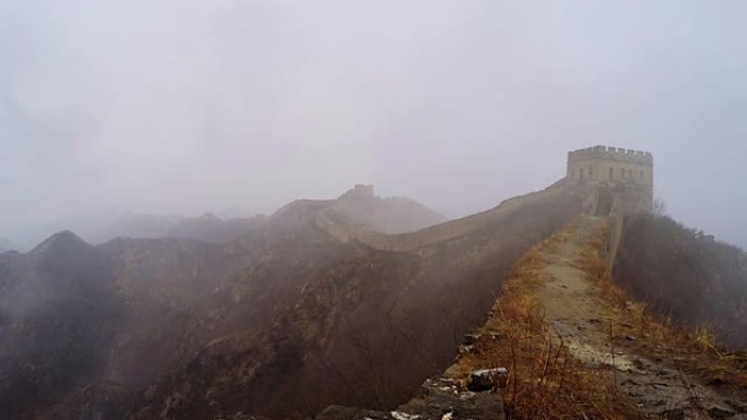 春雨中的中国长城，雨雾中的自然风光 (延时)