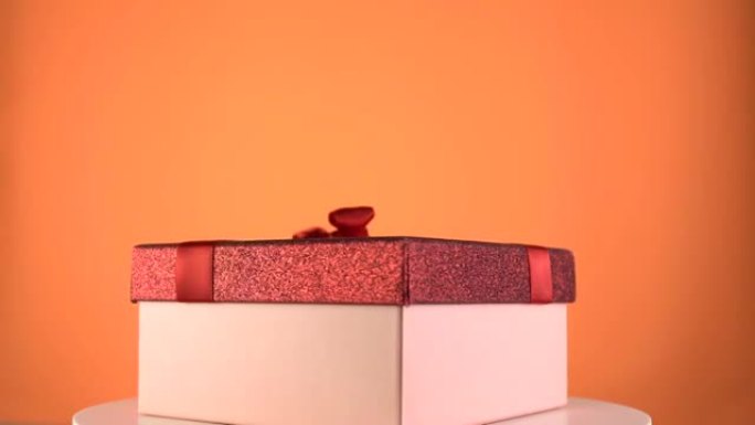 彩色彩虹背景上的礼物盒。旋转360桌上的节日礼品盒