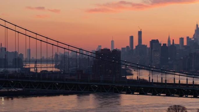 天际线轮廓的远景包括曼哈顿中城和市中心，罗斯福岛和埃德·科赫·昆斯伯勒大桥，日落时在RFK大桥上以及