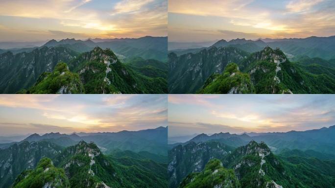 中国的长城和日落时的青山。平移镜头 (延时)