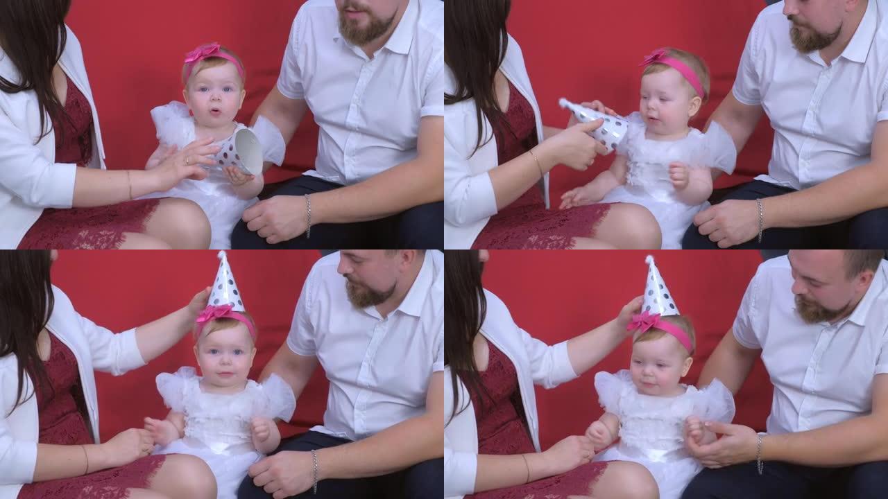 妈妈正试图在她的小女儿一岁生日时戴上派对帽。