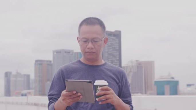 亚洲血统的男人，40-50岁，穿着休闲服，正在使用智能手机，网上购物，转账，网上银行，幸福意味着一切