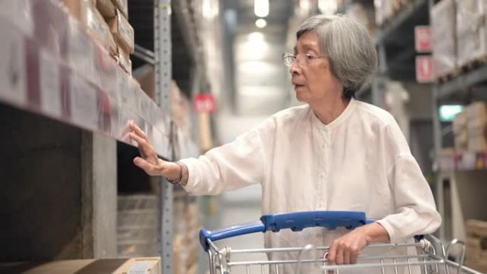 亚洲高级女性购物退休、商品、工作的老年人