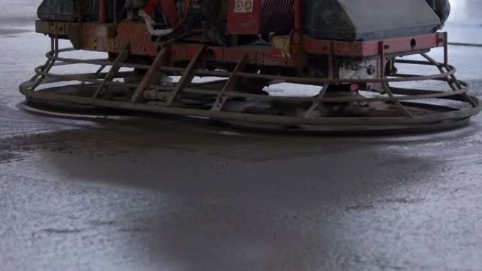 带操作员的机器抹刀用于研磨水泥表面