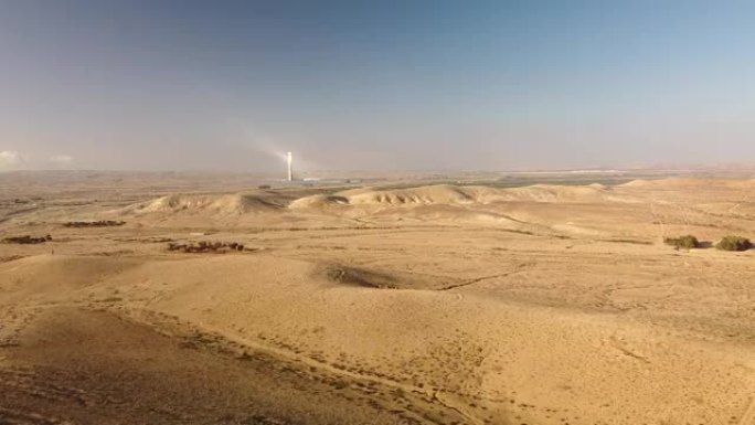 随着沙漠上空的高度上升，向阿沙林太阳能发电厂飞行