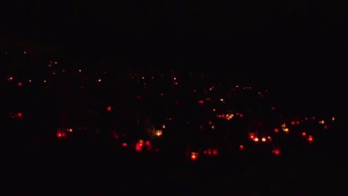 墓地里夜晚的烛光