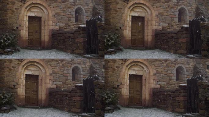 冬天，当雪花慢慢落下时，大门进入一座古老的中世纪教堂。神秘的魔法门