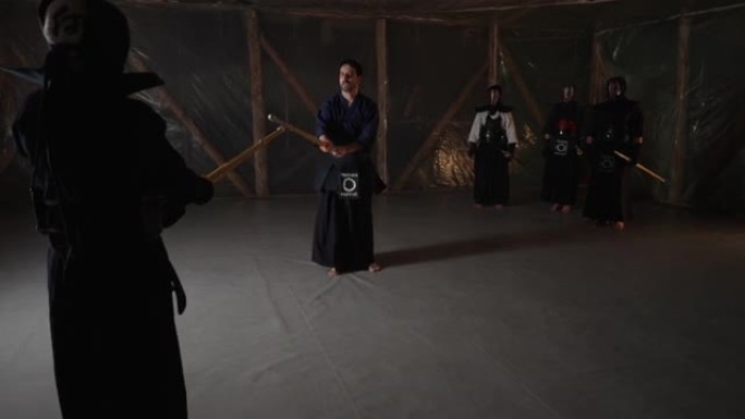 武术老师，在剑道训练中与学生决斗