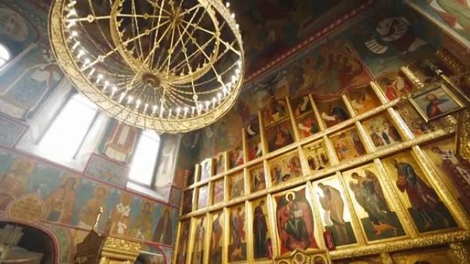 东正教教堂美丽的内部。拍摄是用广角镜在建筑物内部进行的