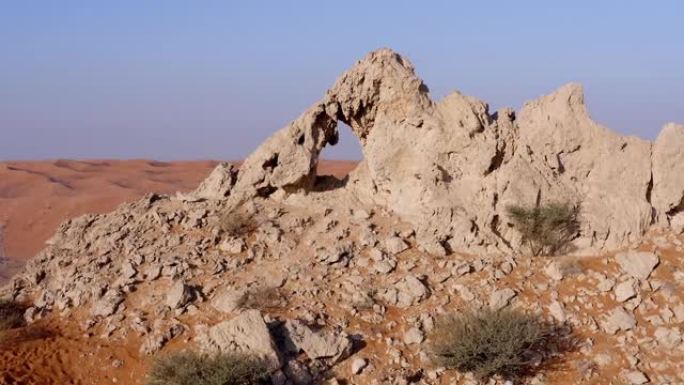 4k无人机镜头，Mleiha沙漠化石岩石高原的鸟瞰图，阿拉伯联合酋长国沙丘沙漠狮身人面像的地质景观，