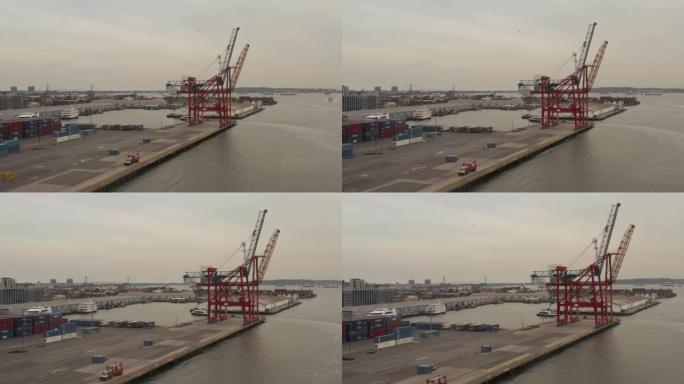 一艘渡轮运输船到达纽约市运输和物流码头的港口后的空中射击