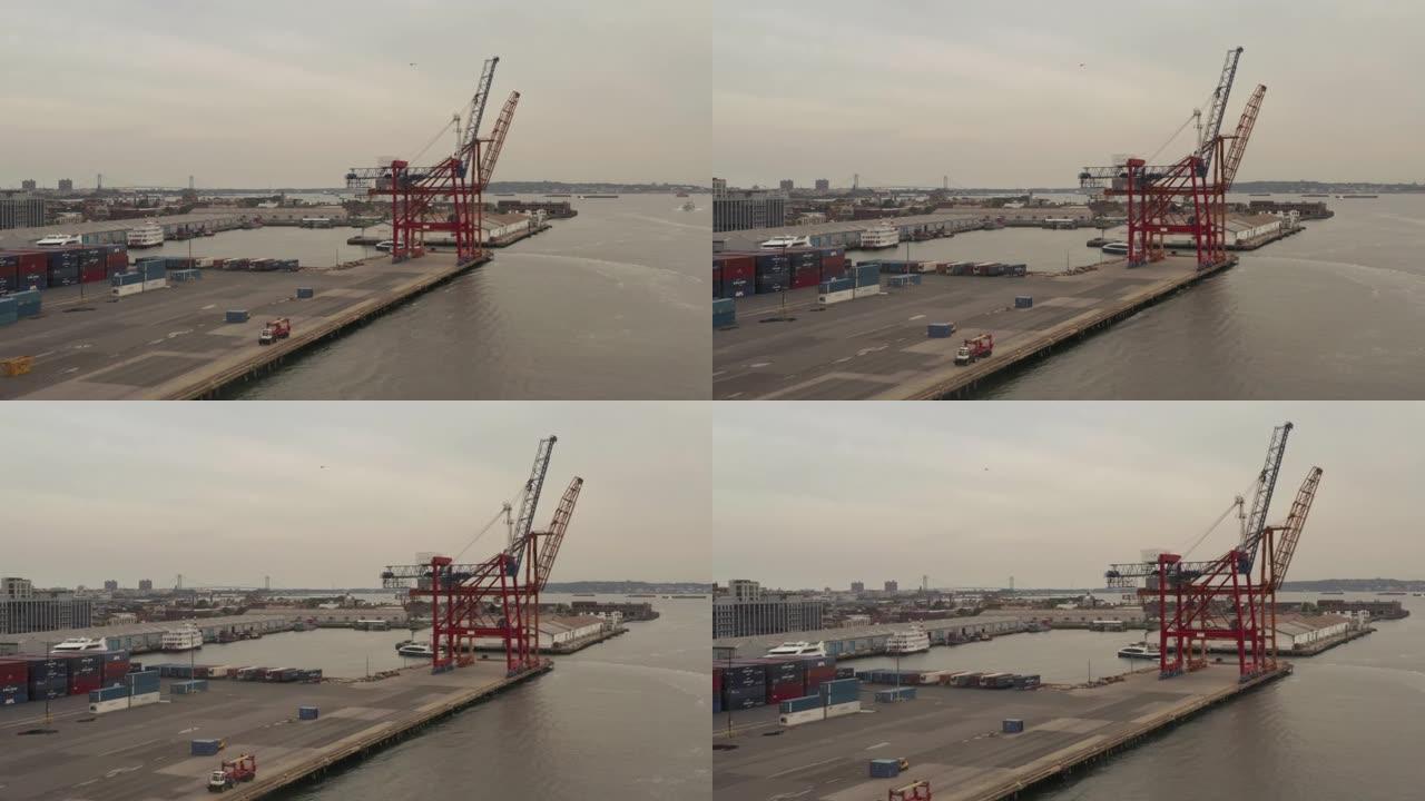 一艘渡轮运输船到达纽约市运输和物流码头的港口后的空中射击
