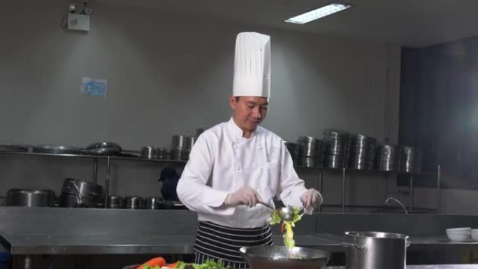 厨师团队准备食物，主管在酒店餐厅的厨房检查菜肴。