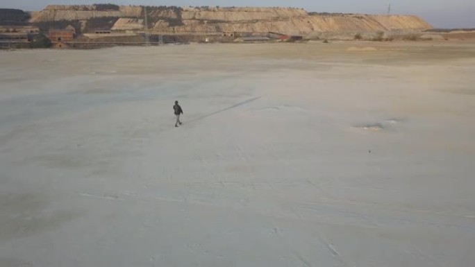 在沙漠中飞行的无人机的4k鸟瞰图