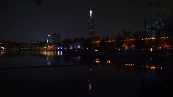 夜间照明南京市中央公园湖滨湾墙著名塔全景4k中国