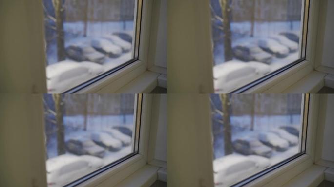 从公寓窗户看到后院飘落的雪，镇上寒冷的冬日