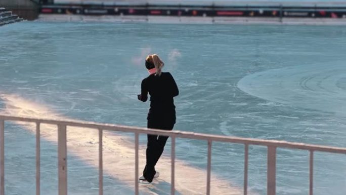 年轻女子在户外冰冻的湖上滑冰