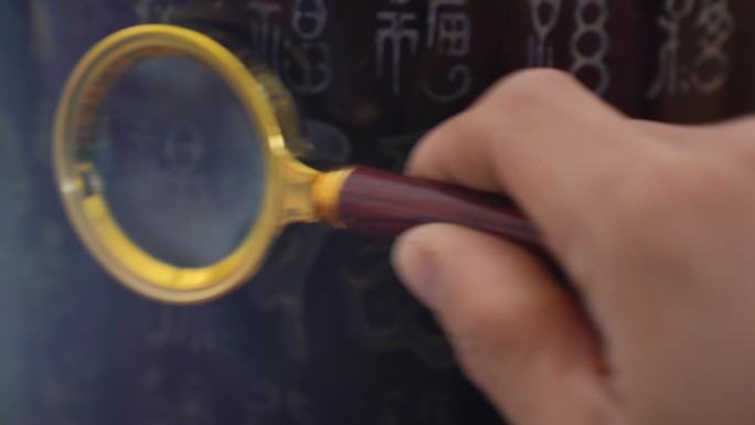 考古人员观察研究古代文物文子手拿放大镜