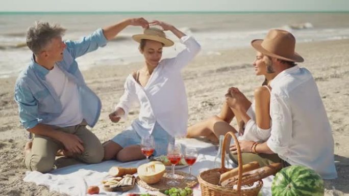 休闲，夏季olidays，饮食，野餐的人和食物概念-快乐的朋友在夏季海滩派对或野餐吃早餐