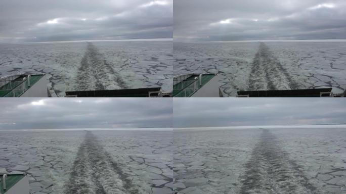 冰冻海面上的一艘船的灰水