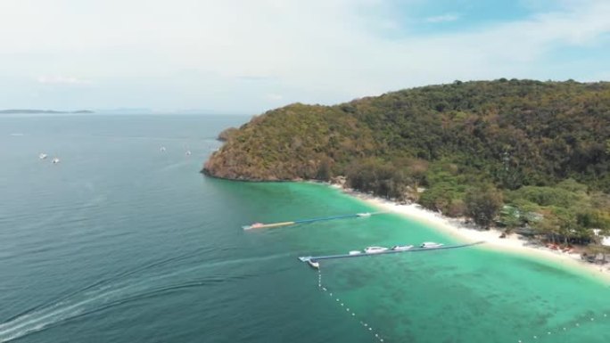 快艇从Koh Hey (珊瑚岛) 的香蕉海滩湾出发前往泰国主要土地-空中高全景拍摄