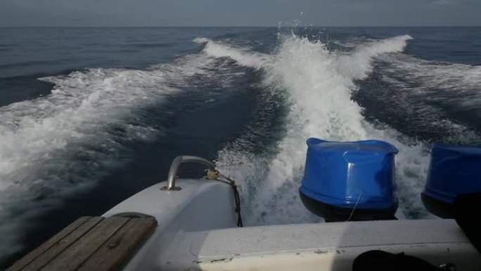 波浪和海泡背景下的摩托艇。