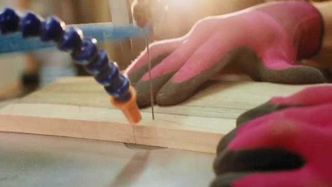 木匠正在用跳汰机切割木板，近距离的手