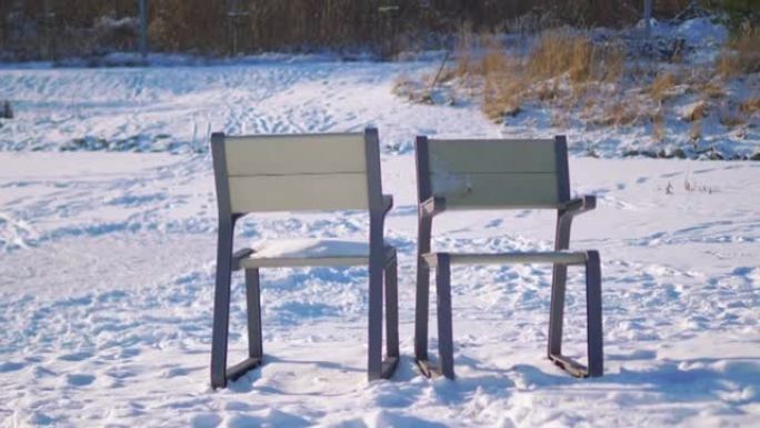 冬季，空冻湖旁的沙滩椅，4k慢动作60fps