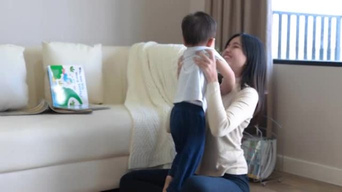 亚洲母亲抱着并拥抱她的男婴