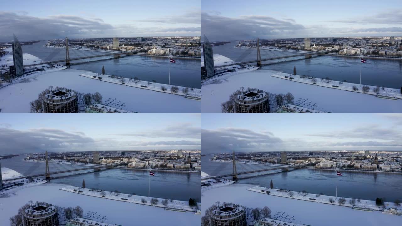 东欧拉脱维亚里加老城的美丽景色。飞越冰冻的道加瓦河，许多海鸥坐在冰上，并享有老城区的景色。