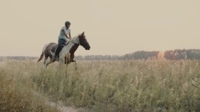 骑马的女骑师，早晨场，非城市场景